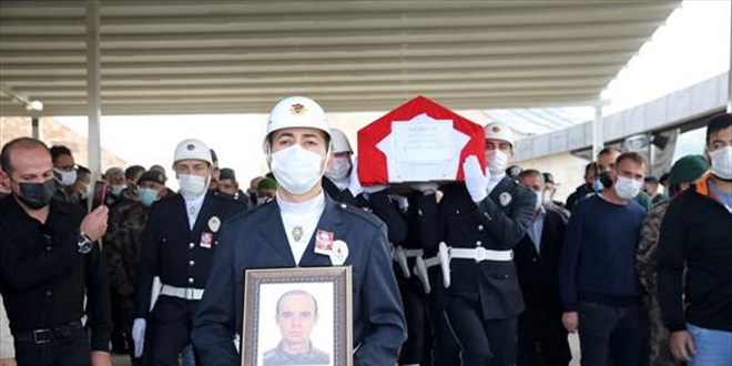 Evinde bıçakla yaralanarak vefat eden polisin eşi tutuklandı