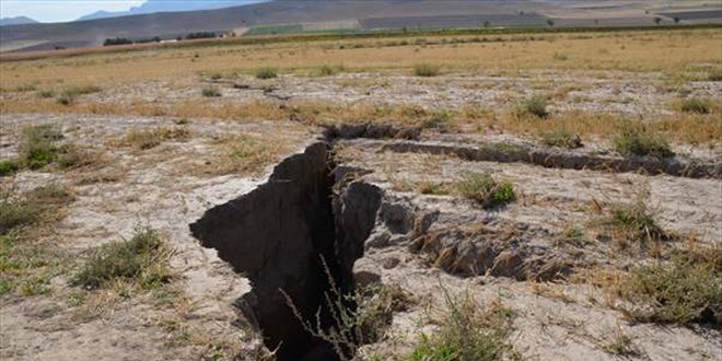 Karaman'da tarlalarda yüzey yarıkları oluştu