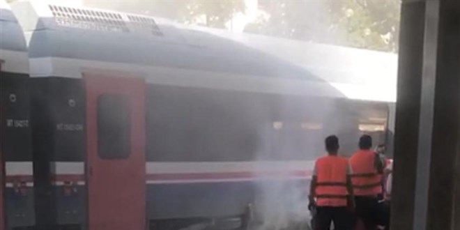 Trende yangın çıktı, yolcular minibüslerle götürüldü