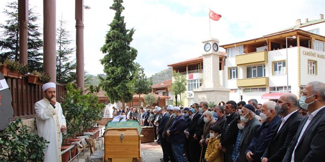 Bebeğiyle birlikte vefat eden Emel öğretmen defnedildi
