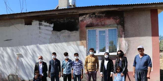 Öğretmen ve öğrenciler evi yanan vatandaşın yardımına koştu