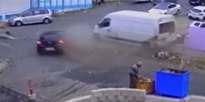 Yolda yürüyen 1'i çocuk 2 kişinin ölümüne neden olan sürücü tutuklandı