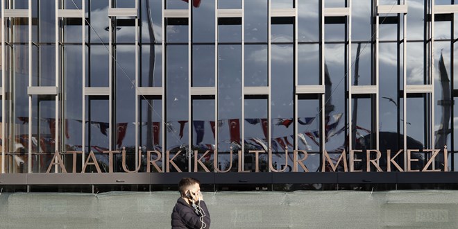 Atatürk Kültür Merkezi'nin isim tabelası asıldı
