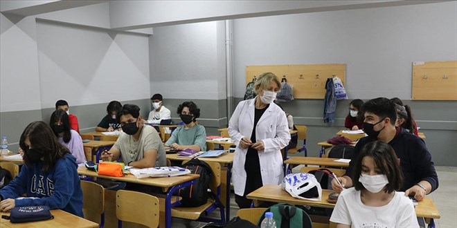 Öğrencilerin eğitim açığını gönüllü öğretmenler telafi ediyor