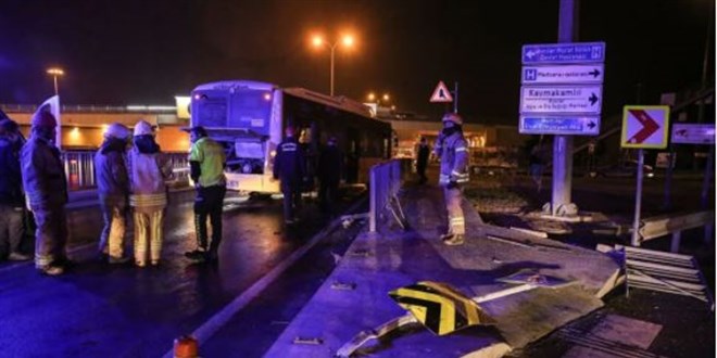 Halk otobüsü bariyerlere çarptı: 1'i ağır 4 yolcu yaralı