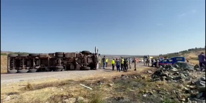 Tır ile otomobil çarpıştı: 4 ölü 2 yaralı