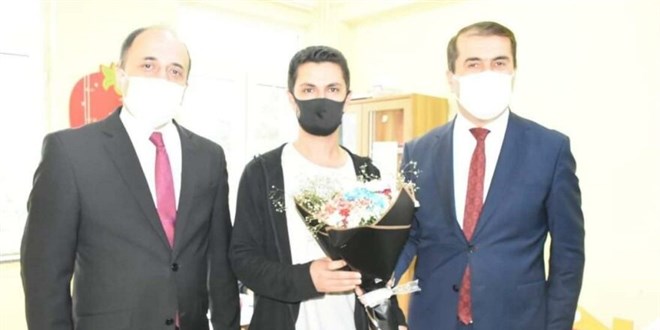 Kaymakamın kovduğu öğretmene, Milli Eğitim Müdürü çiçek verdi