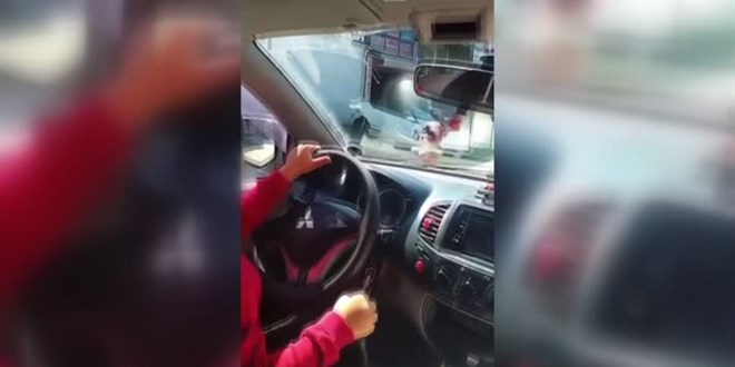 Araba kullanan çocuğun videosu paylaşılınca babaya ceza verildi