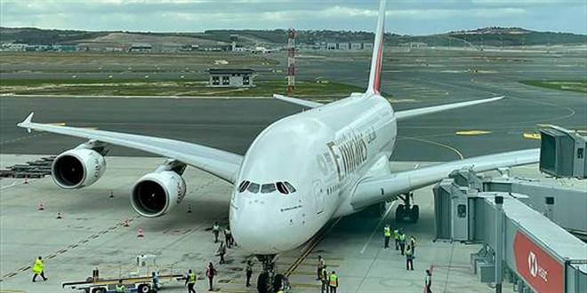'Dünyanın en büyük yolcu uçağı'yla İstanbul Havalimanı'na ilk tarifeli uçuş gerçekleştirildi
