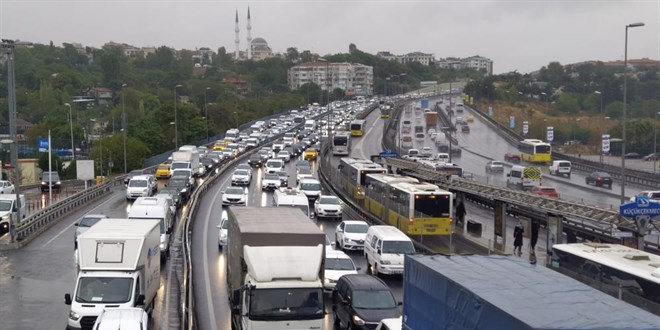 İstanbul'da yağışın etkisiyle trafik yoğunluğu arttı