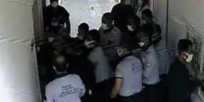 Ambulansla getirildiği hastanede 3 hemşireyi rehin aldı