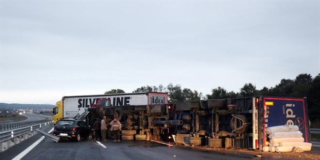 Kuzey Marmara'da devrilen kamyon 4 şeridi de ulaşıma kapattı
