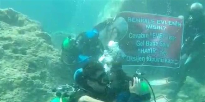 Su üstündeki yunuslardan su altında evlenme teklifi