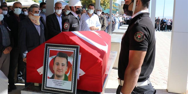 Kazada ölen polis memuru ve babası son yolculuğuna uğurlandı