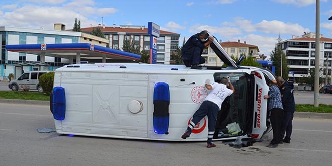 Otomobil ile arpan ambulans devrildi: 3 personel yaral