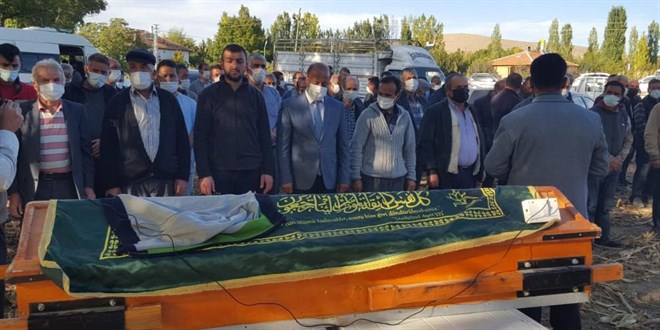Kuzusunu kurtarmak isterken boğulan çocuk defnedildi