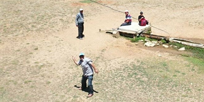 Antalya'da ilginç anlar: Yaylada drone gören çoban sopa ile kovaladı
