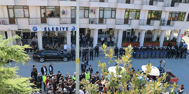 Belediye binasının taşlanmasıyla ilgili iki muhtar görevden uzaklaştırıldı