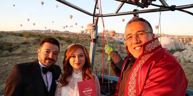 Nikahları sıcak hava balonunda kıyılan çift, gökyüzünde 'evet' dedi
