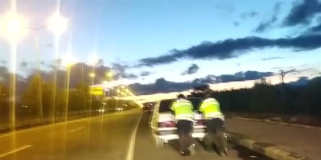 Kars'ta trafik polislerinin aracı arızalanan kişiye yardımı takdir topladı