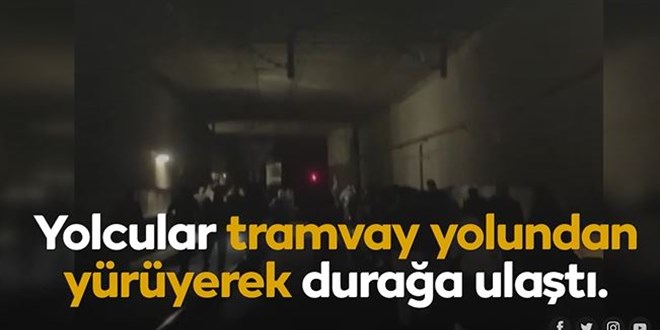 Tramvay arızalandı, yolcular raylarda yürüdü