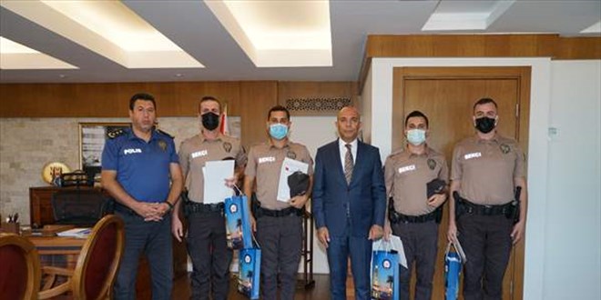 Kafeye silahla ateş açan kişiyi etkisiz hale getiren bekçilere ödül