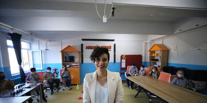 Hakemlik de yapan ��retmen, matemati�i ��rencilerine sporla sevdirdi