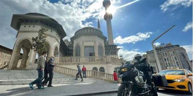 Taksim Camisi'nin imamı motosikletiyle ilgi odağı oluyor
