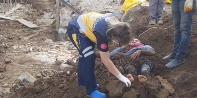 Elektrik akımına kapılan işçiyi toprağa gömdüler