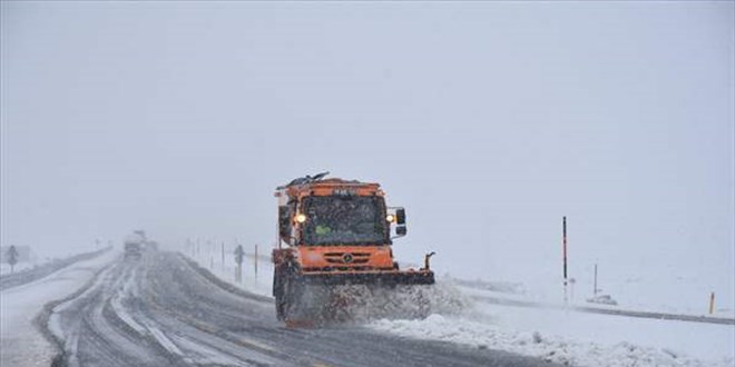Kars'ta etkili olan kar sürücülere zor anlar yaşattı