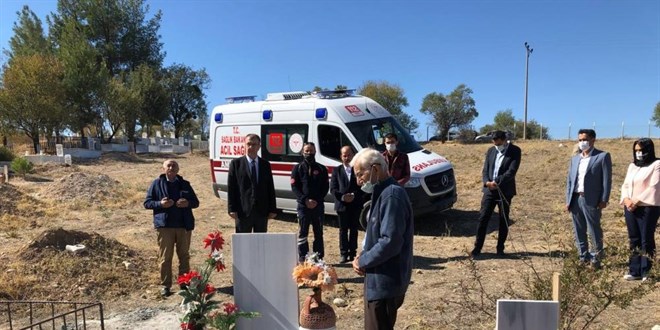 Eşinin vasiyeti olan ambulansla ilk önce mezarlığa gitti