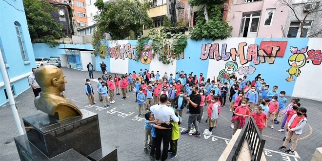 Beyolu'nda okul baheleri oyun alanlarna dnyor