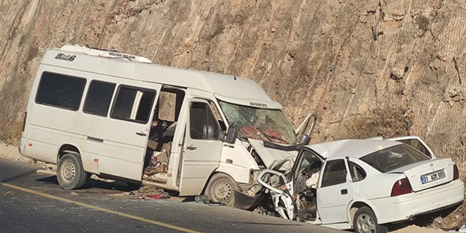 Ters yönden gelen minibüs ile otomobil çarpıştı: 1 ölü, 16 yaralı