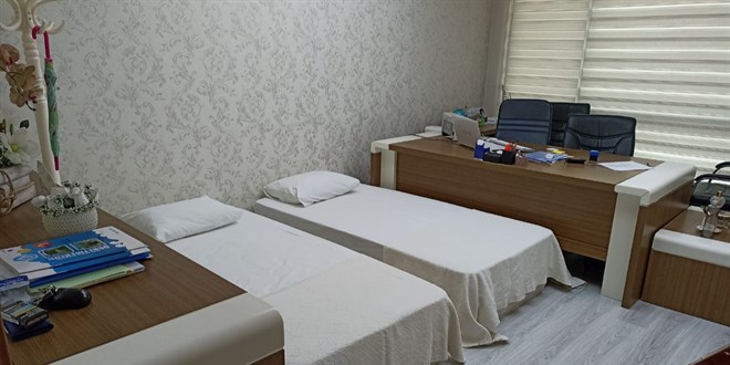 Makam odasını, yurt bulamayan öğrencilere tahsis etti