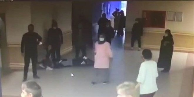 Hastanede güvenlik görevlisini bayıltana kadar böyle darp etti