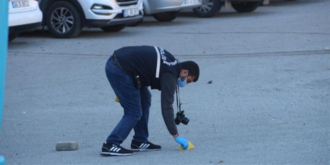 Okul önündeki kavgada liseli genç polise ateş açarak kaçtı