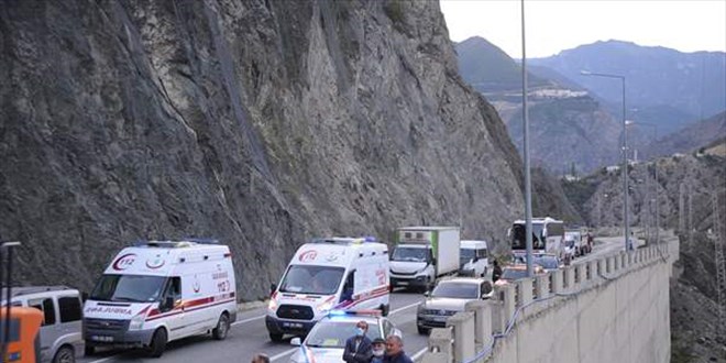 Artvin-Erzurum yolunda heyelan nedeniyle ulaşım sağlanamıyor