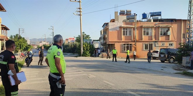 Trafik kazasn izlemeye gelen 2 kii bir anda kavgaya tututu