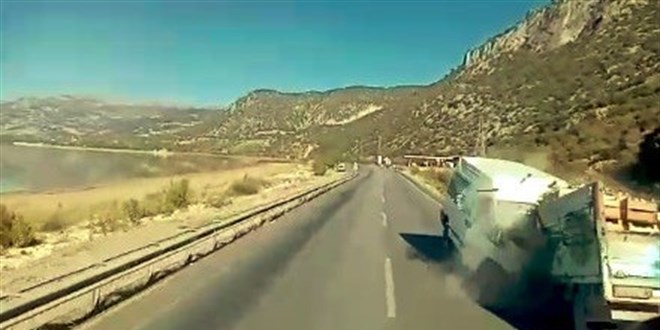 Kafa kafaya çarpışma anı araç kamerasında