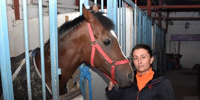 Ata binip ok atan Ayşe öğretmen geleneksel Türk sporlarını yaşatıyor