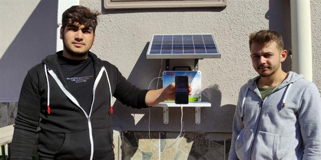 Öğretmen öğrencileri için güneş enerjisiyle çalışan şarj istasyonu yaptı