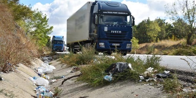 Avrupa'ya açılan sınır kapısında çöp yığınları