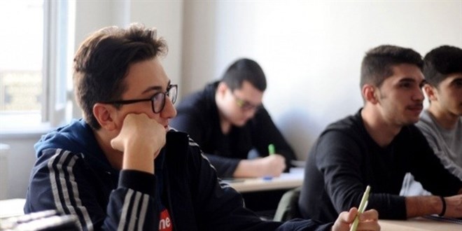 Gençler iş aramıyor, eve kapanıp 12 saat KPSS çalışıyor!