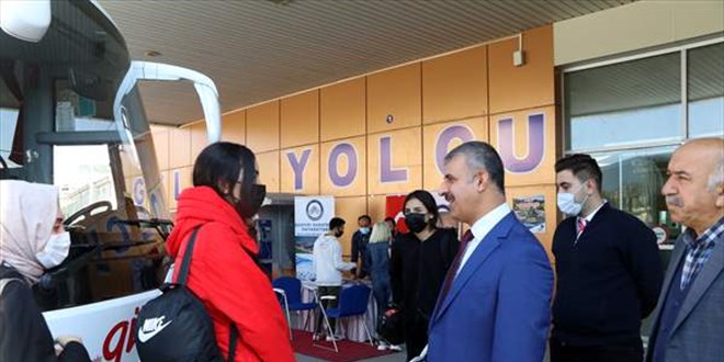 Rektör şehre gelen öğrencileri otogarda karşıladı
