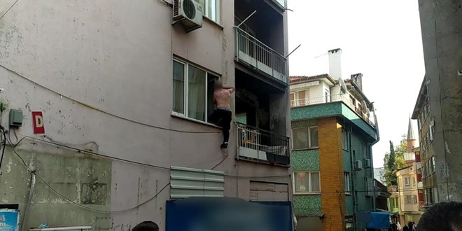 Balkondan e�yalar� f�rlatan ba��ml�y� emniyet m�d�r� etkisiz hale getirdi