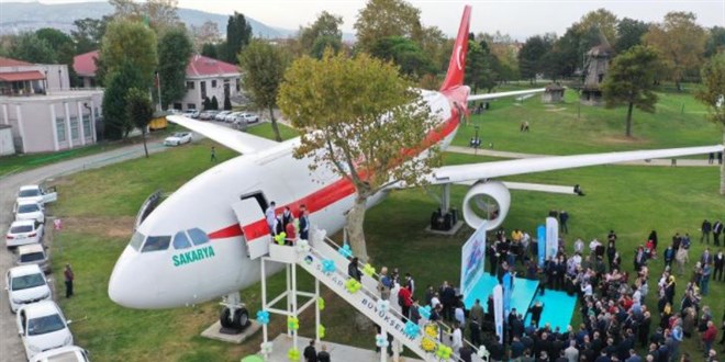 �ehrin g�be�indeki dev u�a�� g�ren d�n�p bir daha bak�yor