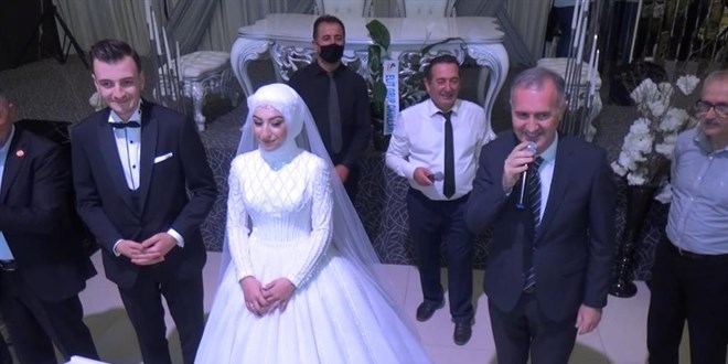 Bursa'da 20 ki�inin �ahitlik etti�i nikah herkesi �a��rtt�