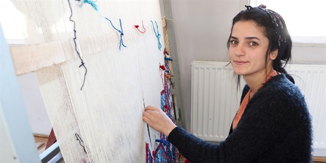 Hemşirelik hayalini kilim dokuyarak gerçekleştirecek