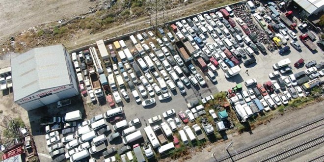 Milyonlarca liralık araçlar otoparklarda çürüyor