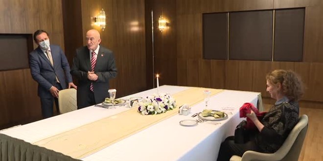 Her yıl değişik sürpriz yapan emekli öğretmen bu yıl TBMM konuğu oldu